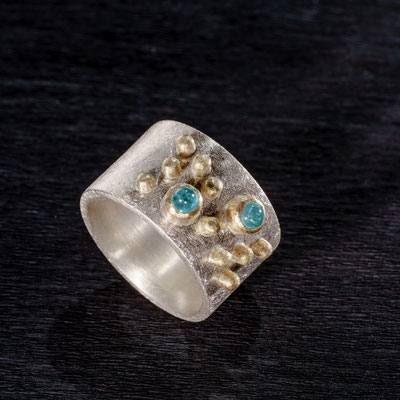 Ring von Urte Hauck, Hemmingen. Paraibaturmaline 750 / - Gelbgold / 925 / - Silber