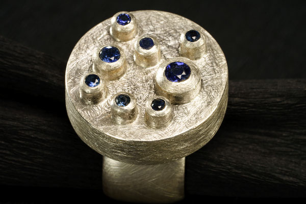 Ring von Urte Hauck, Hemmingen.  mit Saphiren und 925/- Silber