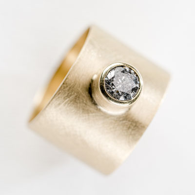 Ring von Ute Hauck, Hemmingen, Brillant/ grau, 750/-Gelbgold