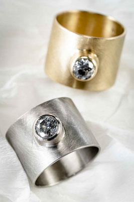 Ring mit 750/ Palladium Weissgold mit Brillant, Grau und Ring mit 750 /Gelbgold mit Brillant von Urte Hauck, Hemmingen