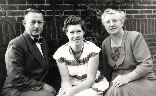 Cees van Meerkerk, dochter Wouda en vrouw Aletta omstreeks 1956.