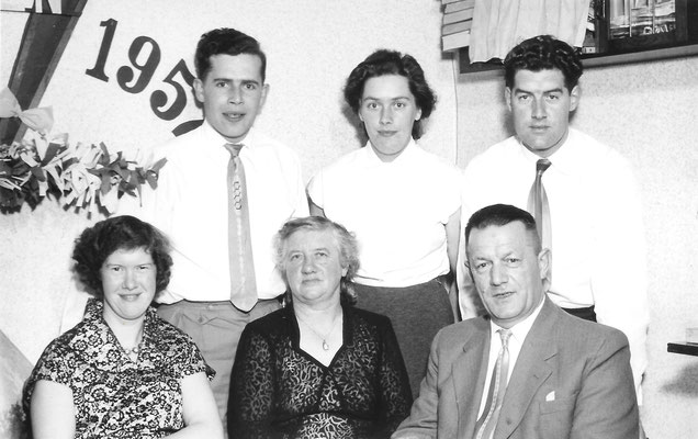 Willem Arie Honkoop, Willy van der Plaat, Harry van Meerkerk, Wouda van Meerkerk, Aletta Slingerland en Cees van Meerkerk in 1957.