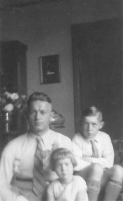 Cees van Meerkerk met zoon Henry/Harry en dochter Wouda omstreeks 1936.