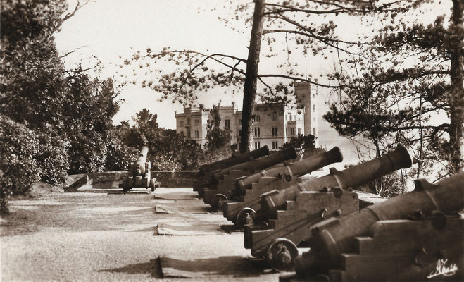 Triëst, op de achtergrond het Castello di Miramare