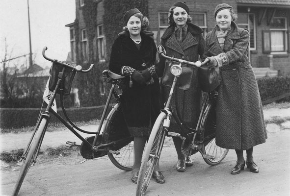 De vriendinnen Tiny Ietia van Dorssen (1923-2004), Gré de Groot (1921-2016) en Marrigje Jeannette (Marrie) den Boer (1921-2014) omstreeks 1938 in Nieuw-Lekkerland. Op de achtergrond Lekdijk 144, het woonhuis van de familie van Marrie den Boer.