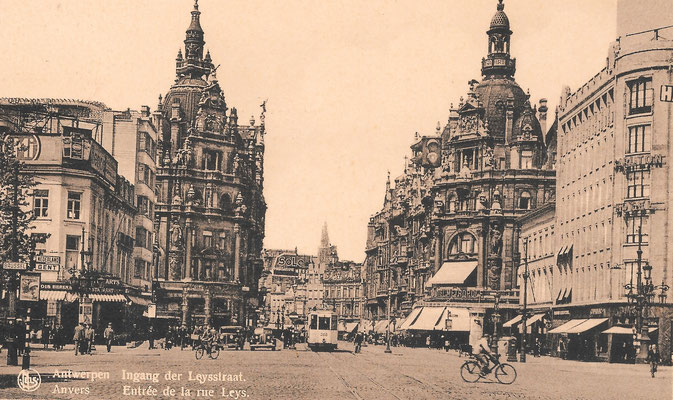 De indrukwekkende gebouwen aan de Leysstraat in Antwerpen zijn nog steeds aanwezig. Cees van Meerkerk stuurde deze kaart naar huis op woensdag 10 november 1948.