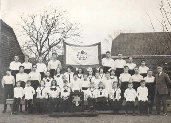 Gymnastiekvereniging Kracht & Vriendschap omstreeks 1950. Geheel rechts Cees van Meerkerk