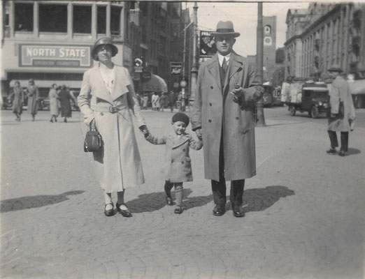 Cees en zijn vrouw Aletta Slingerland (1901-1983) met zoontje Henry/Harry op de Dam in Amsterdam in 1931/1932.
