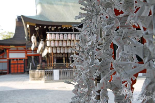 Wensbriefjes bij een tempel, Kyoto