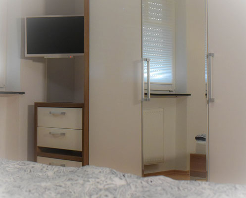 schlafzimmer 1 mit tv