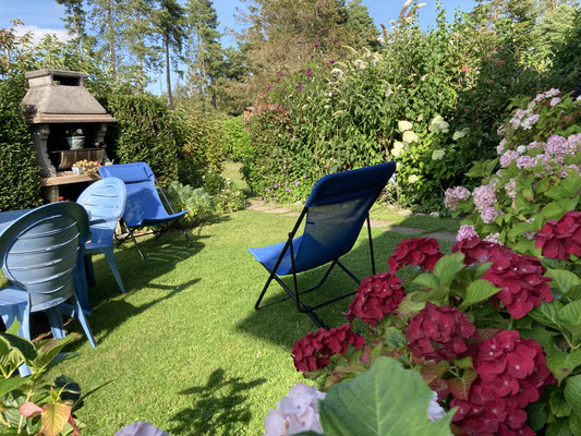 Le jardin privatif en été : son salon + parasol + 2 maxi transats et 1 fauteuil relax Lafuma+ barbecue + plancha électrique sur demandeGîte 4* Entre Mer et Forêt Quend plage à côté de Fort Mahon Belle Dune  en bordure du Marquenterre Baies de Somme-Authie