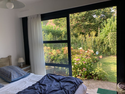 Chambre "Mer" sur jardin : grande baie coulissante Alu avec "volet roulant électrique "du Gîte 4* Entre Mer et Forêt Quend plage Baie de Somme