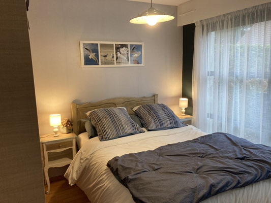 Chambre "Mer" sur jardin-  inclus en 2025 lit (1,40 x 2m) fait à votre arrivée  2 oreillers/personne + couette synthétique 4 saisons +édredon + drap (pratique si canicule )et couverture polaire 