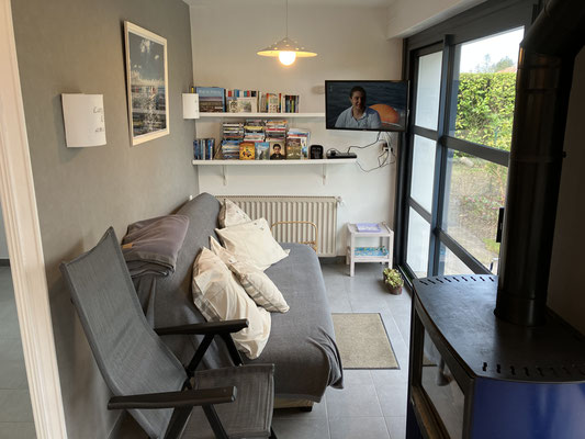 Coin salon sur jardin (TV , livres ) grandes baies alu avec volets   -Gîte 4* Entre Mer et Forêt Quend plage à côté de Fort Mahon Belle Dune  en bordure du Marquenterre Baies de Somme-Authie