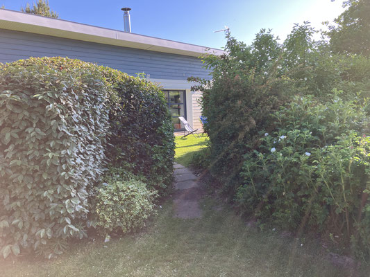 Entrée vers le jardin du gîte à l'arrière de la propriété