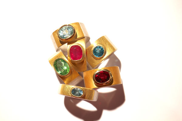Ringe aus Silber und Gold mit verschiedenen Edelsteinen von Judith Kammermeier