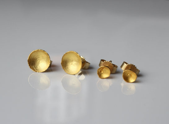 kleine Ohrstecker aus Gold für Tag und Nacht