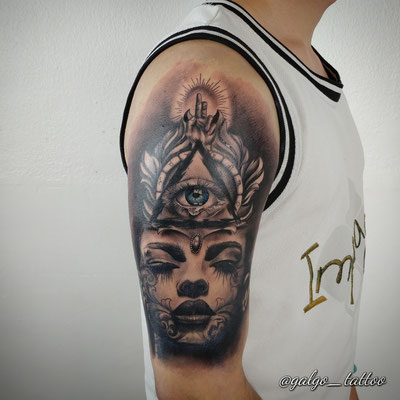 Tatuaje en realismo 3D, mezcla de un ojo illuminati con una cara de mujer.