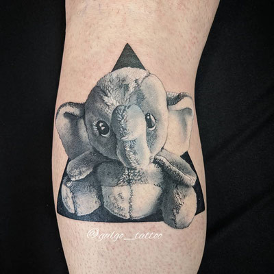 tatuaje realista de un elefante de peluche. Hecho en Cartagena.