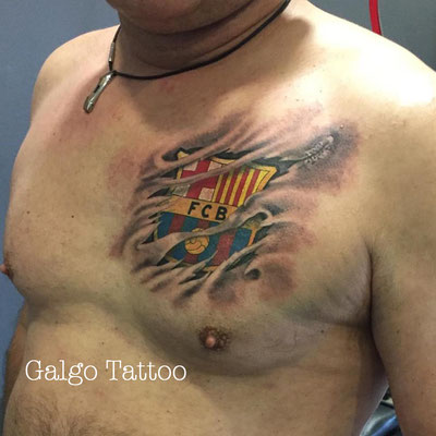 Tatuaje del escudo del F.C. Barcelona, hecho en realismo a color sobre el pecho.