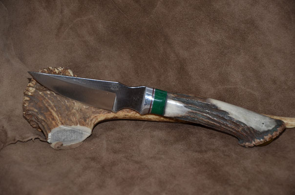 #75 Nolen Caper.  Blade length 4"  Overall 9"  440c steel.  Handle Deer horn crown with amber butter in crown.  Malachite with aluminum guard. Maker RD Nolen  $225