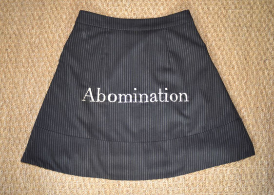 "Abomination", 2025, broderie sur jupe.