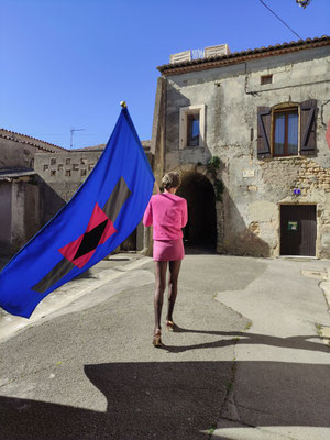 Performance-déambulation dans les rues de Loupian