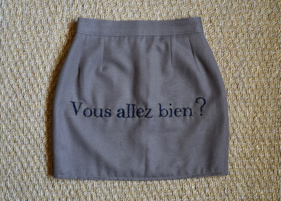 "Vous allez bien?", 2018, broderie sur jupe.