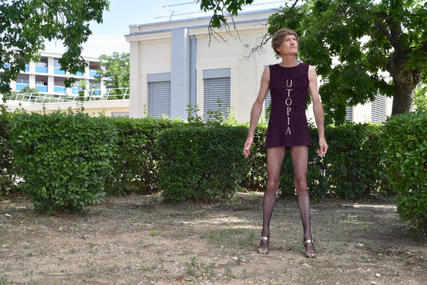 "UTOPIA", 2023, broderie sur robe.
