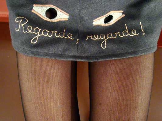 "Regarde,regarde", 2011, broderie sur jupe.