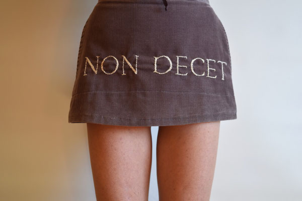 "NON DECET", 2018, broderie sur jupe.