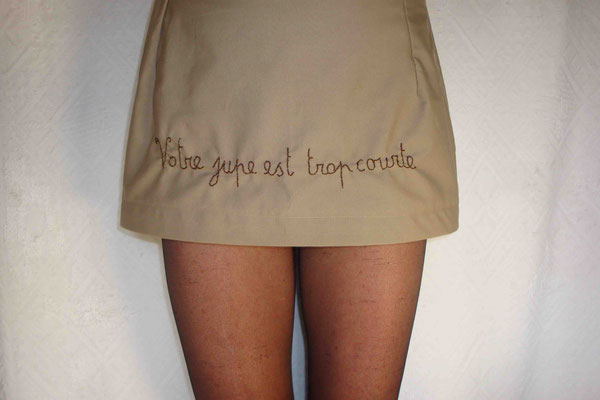 "Votre jupe est trop courte", broderie sur jupe.