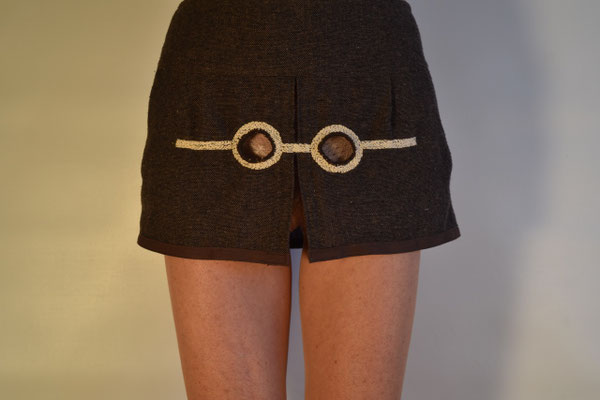 "Regard", 2019, broderie sur jupe.