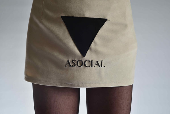 "ASOCIAL", 2017, broderie sur jupe.