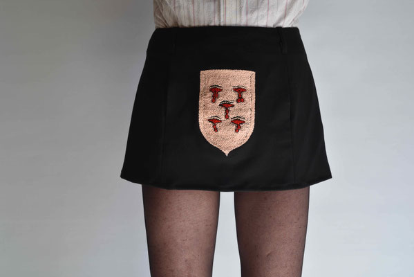 "Les cinq plaies du Christ", 2017, broderie sur jupe.