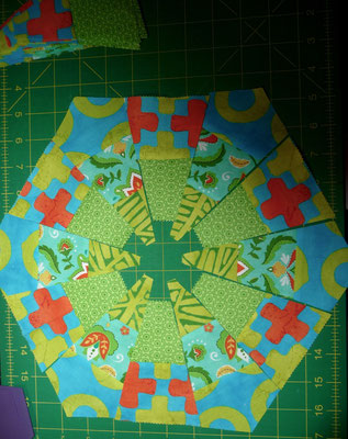 und auch noch dieses. Für 24 Hexagons habe ich schon Segmente geschnippelt, und für 28 muss ich noch. Uff.