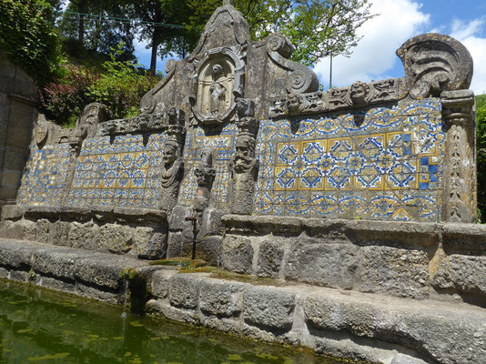 Brunnen mit Azulejo-Schmuck (16. Jhd.)