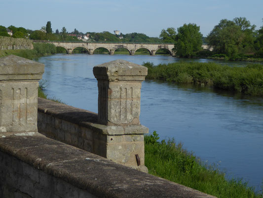 Die Loire bei Digoin, im Hintergrund die Kanalbrücke 