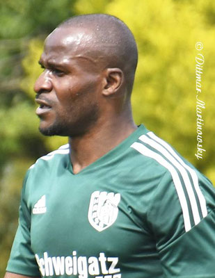 1-0 Kifuta Kiala Makangu (32.) SV H.Friesyothe