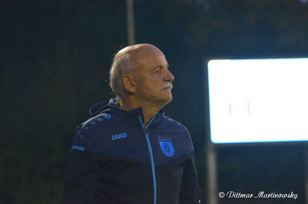 Trainer Alo Weusthoff ( BW Papenburg)  