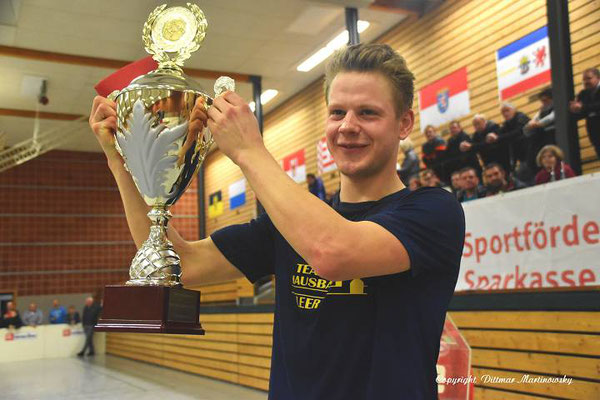 Lukas -Eltjo Koets, übernimmt den Sieger-Pokal  von der Sparkasse.  2019
