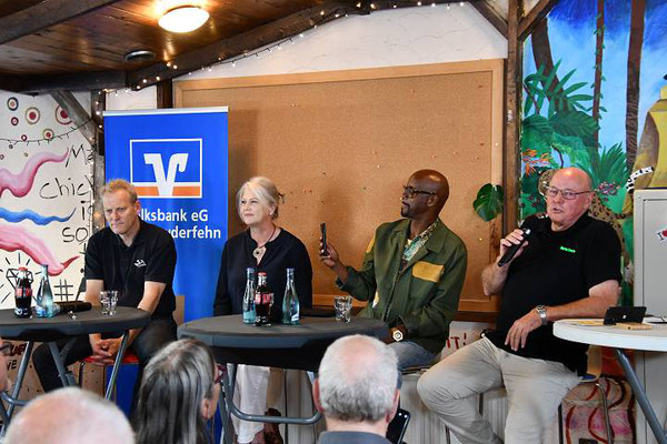 v.li. Bürgerm.Geert Müller,Frau Weber, Yred Dibaba,Harm Evers