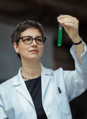 Business Portrait Chemikerin on location Labor professionelles Fotoshooting Rhein-Main, Portraitfotograf Mario Diener