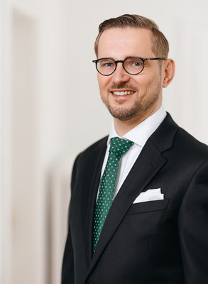 Business Portrait Jurist formell schwarzer Anzug Frankfurt, Businessfotografie 