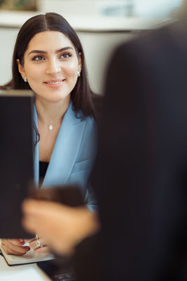 Corporate Portrait Frau Büroumgebung Rhein-Main, Businessfotograf Mario Diener