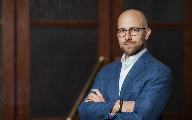 rofessionelles Bewerbungsfoto Mann blauer Blazer Frankfurt, Businessfotograf Rhein Main