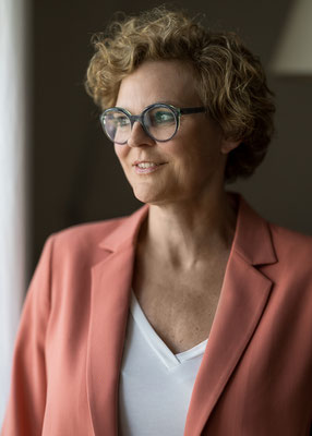 Business Portrait Frau rosa Blazer Rhein-Main, Portraitfotograf Mario Diener