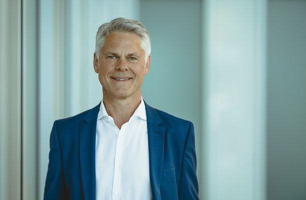 Business Portrait Führungskraft Mann Glasfassade Rhein-Main, Businessfotograf Mario Diener