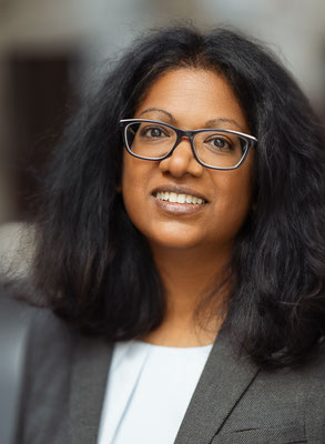 Professionelles Bewerbungsfoto Frau Brille Bad Homburg, Portraitfotograf Mario Diener