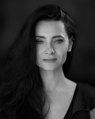 Portrait Frau dunkler Hintergrund Frankfurt, Portraitfotograf Mario Diener